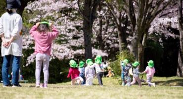 年度始めに、進級のお祝いをする