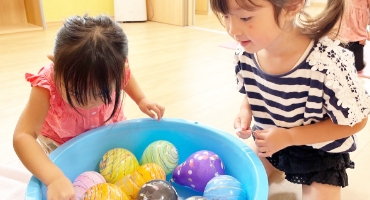 歌や手遊びを通して親子のふれあいを楽しむ